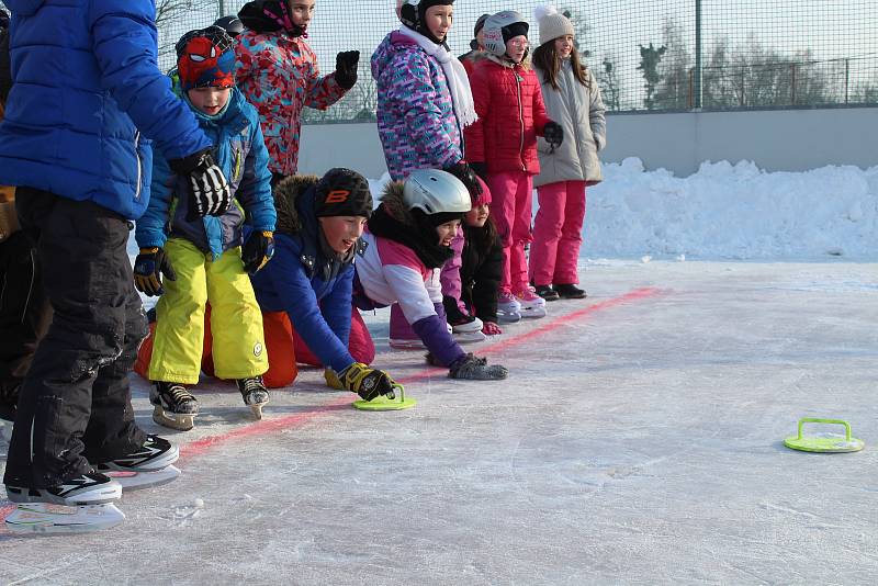 Po hokejovém open air zápasu ve Větřkovicích následoval curling.