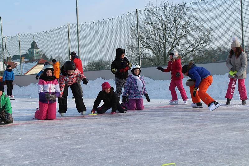 Po hokejovém open air zápasu ve Větřkovicích následoval curling.