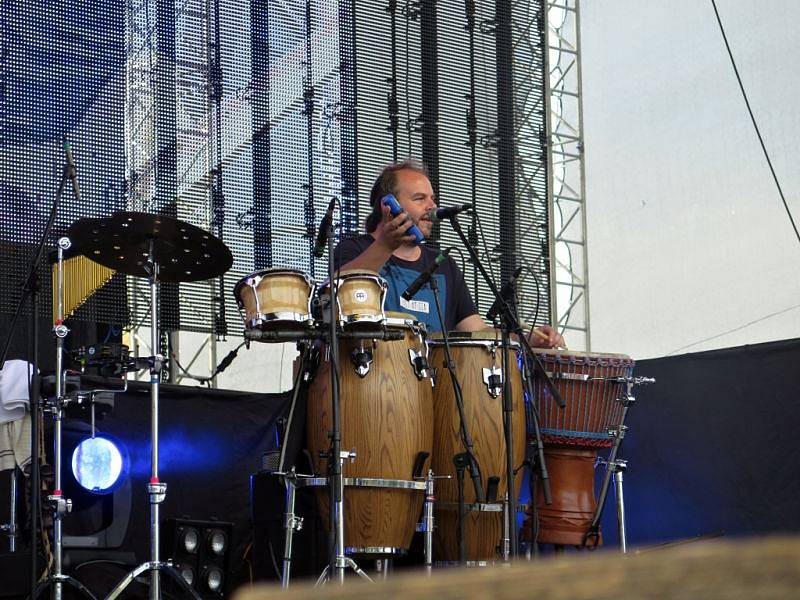 V sobotu pokračovaly v areálu Městské sportovní haly dvoudenní Havířovské slavnosti. Na snímcích David Koller a Band.