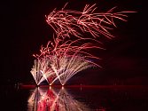 Nový rok přivítali v Hlučíně největším ohňostrojem v kraji. V režii firmy Tarra pyrotechnik se nebe nad Hlučínskou štěrkovnou rozzářilo gejzírem světel.