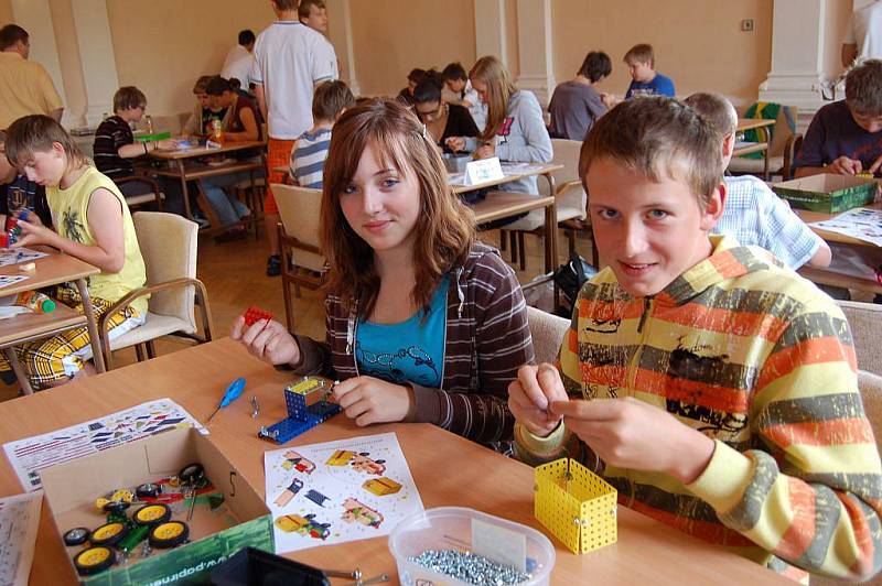 Soutěž ve skládání Merkuru se ve středu konala na Střední škole průmyslové a umělecké v Opavě.