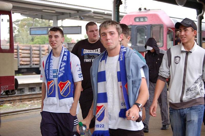 Přesun fanoušků SFC Opava a FC Baníku Ostrava na stadion se neobešel bez asistence policie ani bez vzájemného střetu.