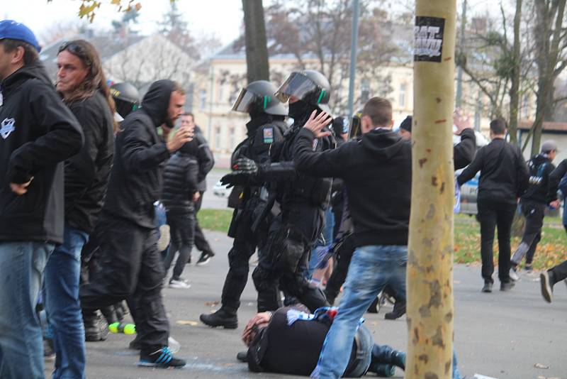 Policisté museli řešit výtržnosti před stadionem během zápasu Opavy s Baníkem.