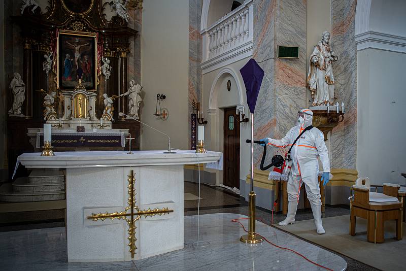 Dobrovolní hasiči provádějí pravidelnou dezinfekci kostela sv. Stanislava, 31. března 2021 v Bolaticích.