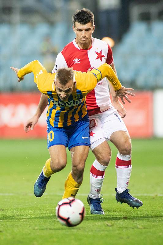 Opava - Zápas 17. kola FORTUNA:LIGY mezi SFC Opava a SK Slavia Praha 3. prosince 2018 na Městském stadionu v Opavě. Nemanja Kuzmanovič (SFC Opava).