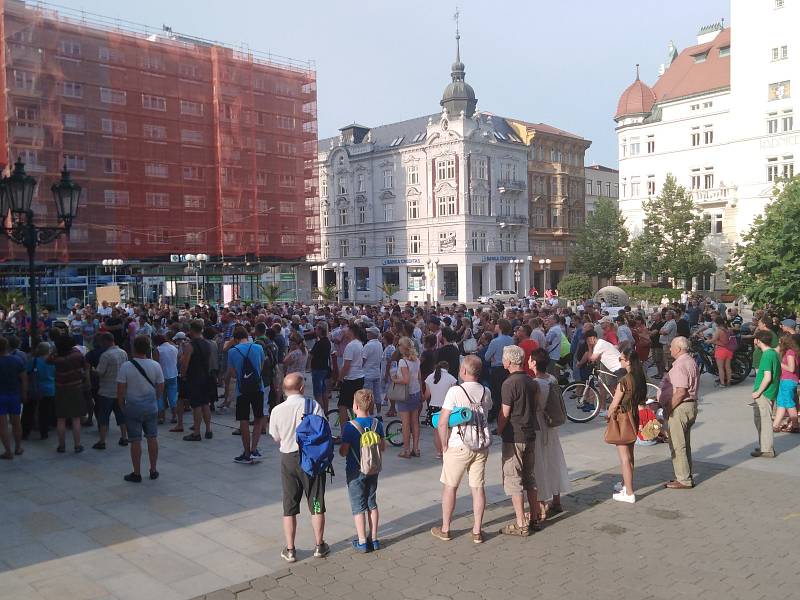 Demonstrace za nezávislou justici a proti vládě 11. června v Opavě na Horním náměstí.