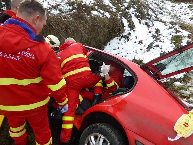 Nehoda osobního automobilu, který sjel ze silnice a narazil do betonového mostu na silnici mezi Opavou a Hradcem nad Moravicí si vyžádala dva zraněné.