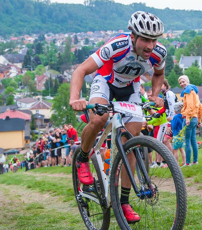 Na Horním náměstí v Opavě během sobotního rána odstartovali nejprve jezdci na devadesáti a později i na kratší pětapadesátikilometrové trati. První variantu opanoval Polák Dariusz Batek, druhou pak známý český cyklokrosař Lubomír Petruš.