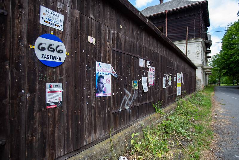 Jánské Koupele (německy Bad Johannisbrunn), dříve také Melčské lázně, jsou bývalé lázně ležící severozápadně od Vítkova v okrese Opava, v rozsáhlých lesích při řece Moravici. Celý areál byl roku 2005 zapsán do seznamu kulturních památek České republiky. P