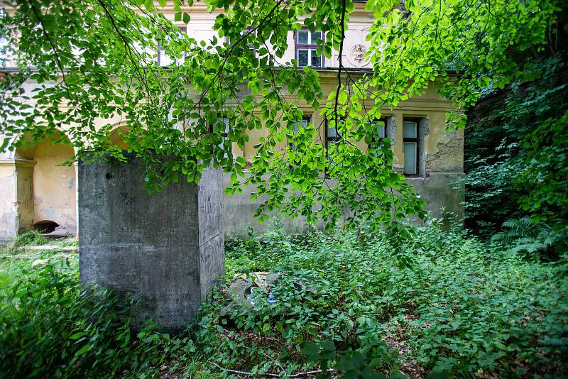 Jánské Koupele (německy Bad Johannisbrunn), dříve také Melčské lázně, jsou bývalé lázně ležící severozápadně od Vítkova v okrese Opava, v rozsáhlých lesích při řece Moravici. Celý areál byl roku 2005 zapsán do seznamu kulturních památek České republiky. P