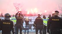 Policisté museli řešit výtržnosti před stadionem během zápasu Opavy s Baníkem.