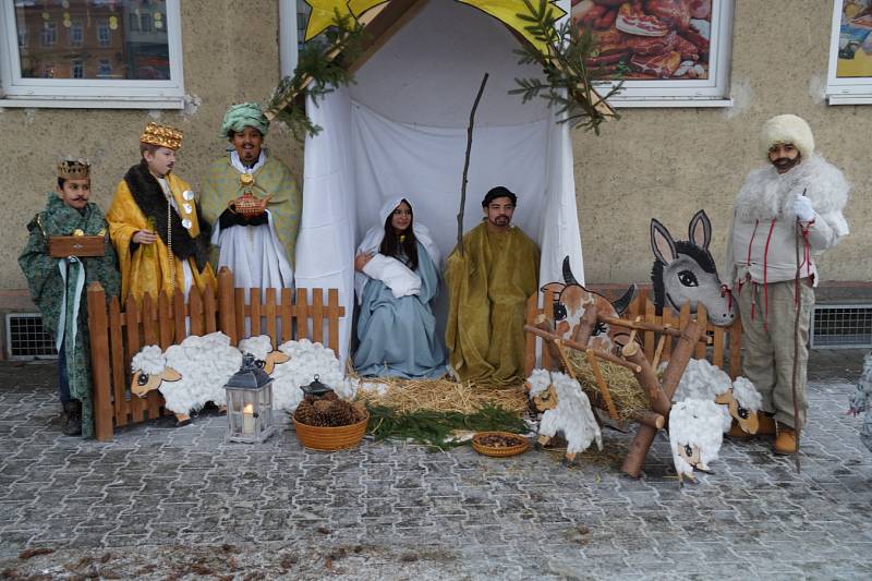 K akci Česko zpívá koledy se už dopoledne přidali žáci a učitelé ZŠ ve Vítkově.