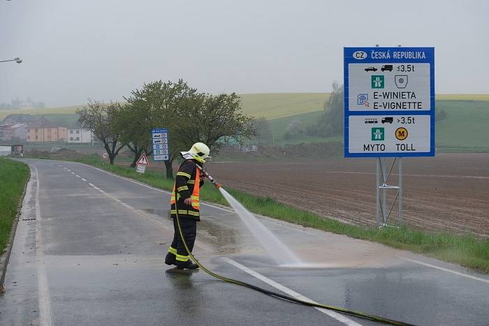 Hasiči pomáhají již dlouhé hodiny v obcích na Opavsku, které zasáhly středeční noční přívalové deště. Píšť, 13. května 2021.