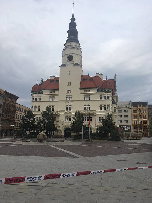 Horní náměstí v Opavě bylo uzavřeno kvůli nálezu neznámého předmětu.