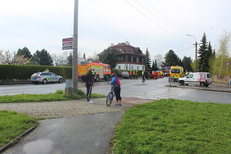 Dopravní nehoda v Hradecké ulici v pátek 30. dubna ráno.