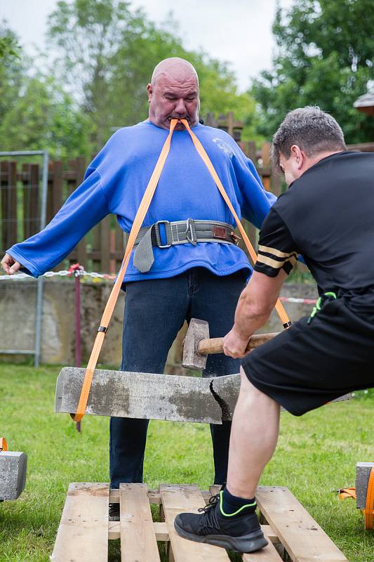 René Golem Richter v rámci Rekordů v karanténě překonal světový rekord v přerážení betonových obrubníků (80 kg) držený v zubech na rychlost.