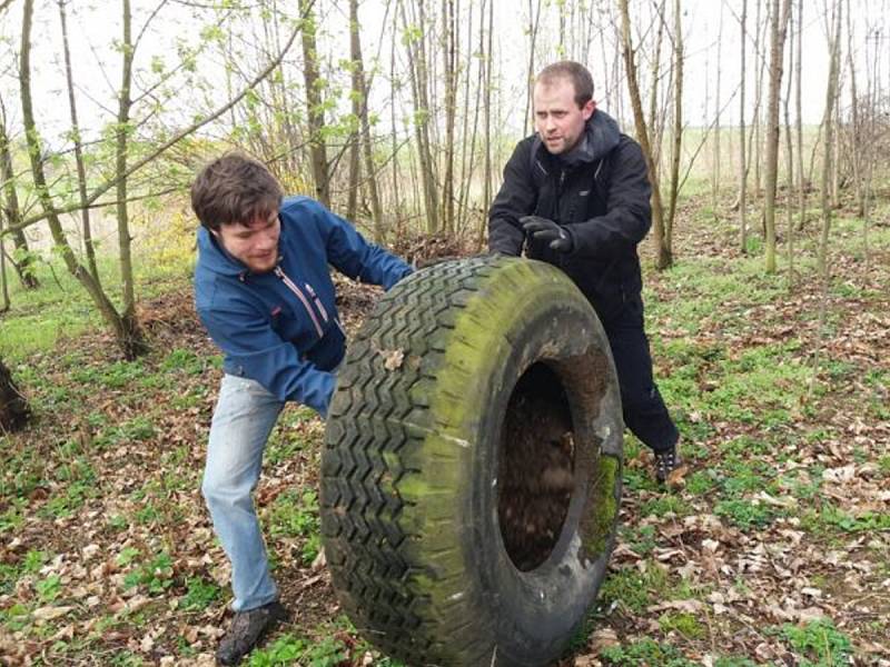 Otický příkop čistil skautský oddíl svatého Jiří v Opavě. 