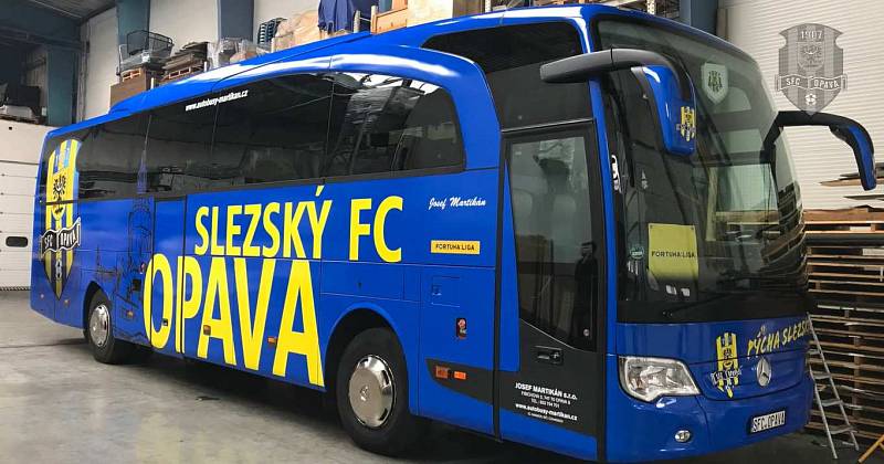 Autobus v klubových barvách SFC