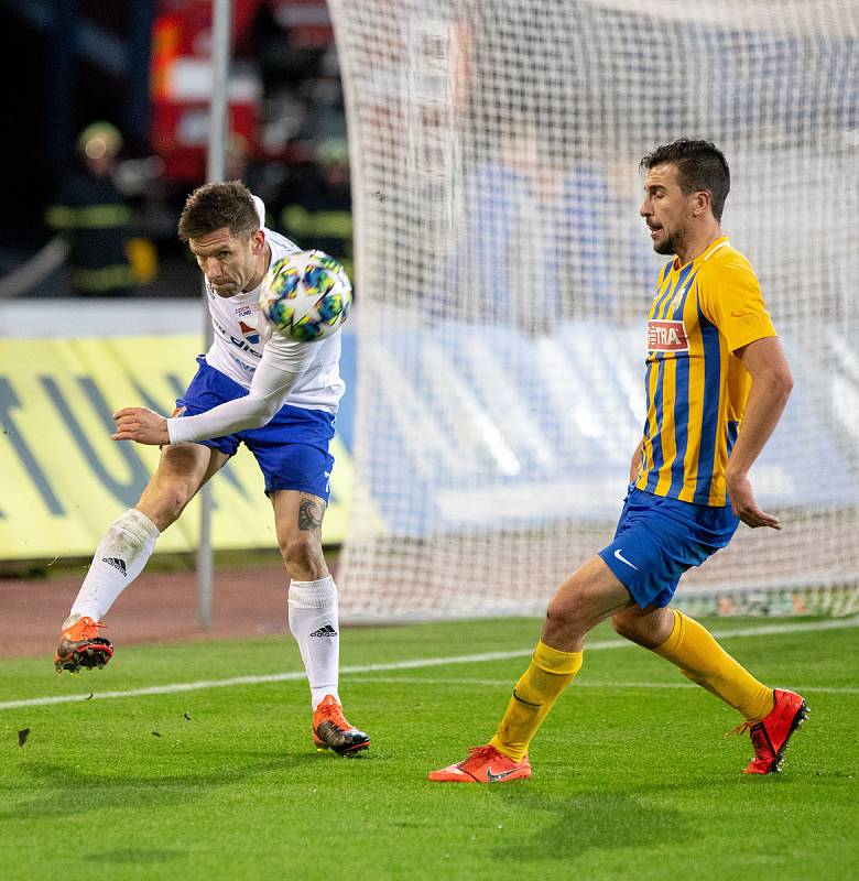 Utkání 18. kola fotbalové Fortuna ligy: FC Baník Ostrava - SFC Opava, 29. listopadu 2019 v Ostravě. Na snímku (vlevo) Denis Granečný, Jan Řezníček.