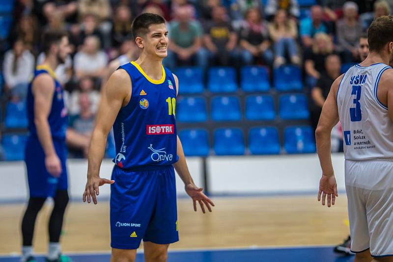 Z basketbalového utkání NBL Kolín - Opava (75.80). Foto: David Kratochvíl