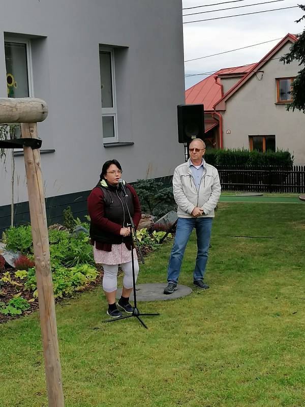 ZŠ a ŽŠ Těškovice v rámci projektu obnovila a otevřela novou školní zahradu, která nebude sloužit pouze odpočinku, ale také vzdělávání.