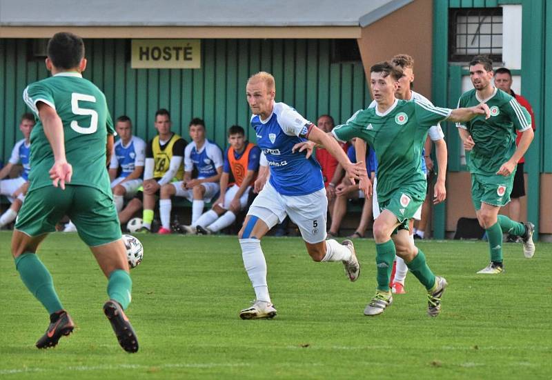 Miloš Kopečný (v modrém) debutoval v dresu Táborska při pohárovém duelu v Sedlčanech.