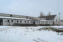 Bývalý areál JZD v Bolaticích již roky chátrá.