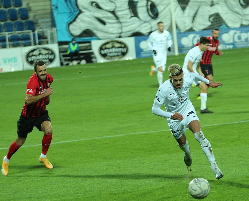 Fotbalisté Slovácka (v bílých dresech) se v 9. kole FORTUNA:LIGY utkali s předposlední Opavou.