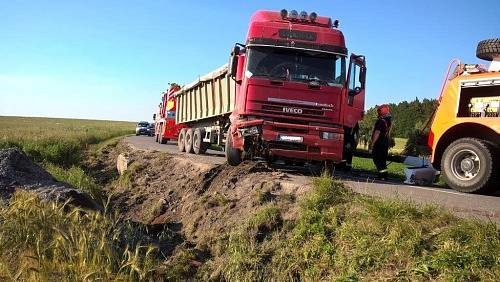 Čtyři jednotky hasičů zasahovaly ve čtvrtek odpoledne v Hradci nad Moravicí-Jakubčovicích u nehody nákladního automobilu Iveco, naloženého štěrkem.