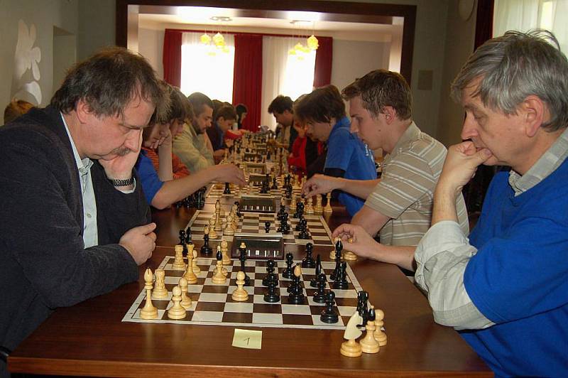Neděle byla věnována bleskovému šachu. V krásném prostředí sálu purkmistrů Obecního domu v Opavě si dali dostaveníčko už jen šachisté Slezanu Opava a LŠŠ (celkem 38 šachistů). Roli favorita potvrdil domácí Radomír Caletka.