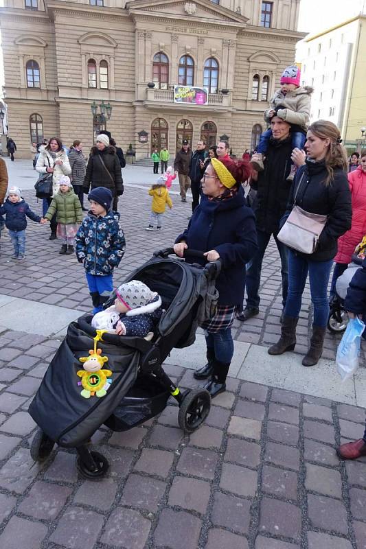 Horní náměstí ožilo 5. března od 15:30 hodin nefalšovaným masopustním dějem, ve kterém nechyběl ani tradiční průvod masopustních maškar.