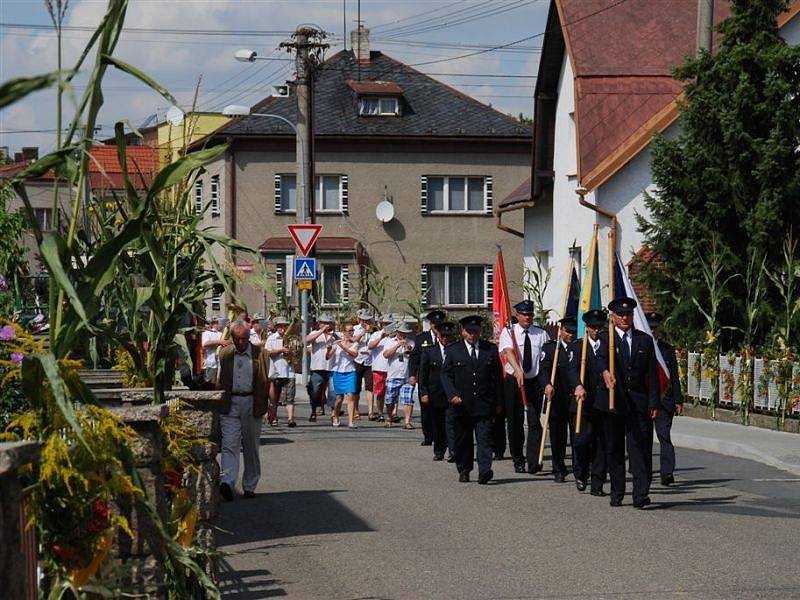 Pokud jste o víkendu projížděli Bolaticemi, pravděpodobně jste se nestačili divit. Každý dům a každý plot byl slavnostně ozdoben obilím a celá obec nežila ničím jiným než dožínkami.