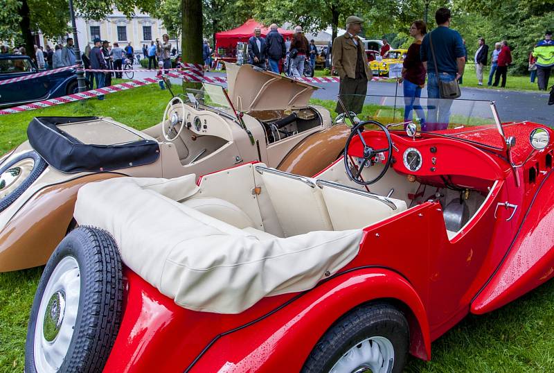 Celkem sto dvacítka účastníků se zapojila do akce s názvem Oldtimer Parade, která se během soboty uskutečnila v Kravařích.