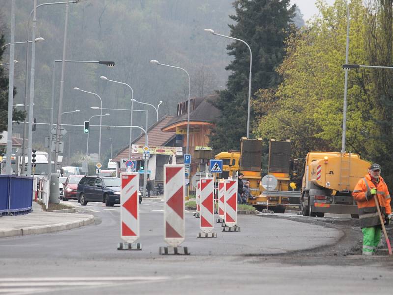 Práce na mostě v Hradci by měly být hotovy do půlky letošního června. 