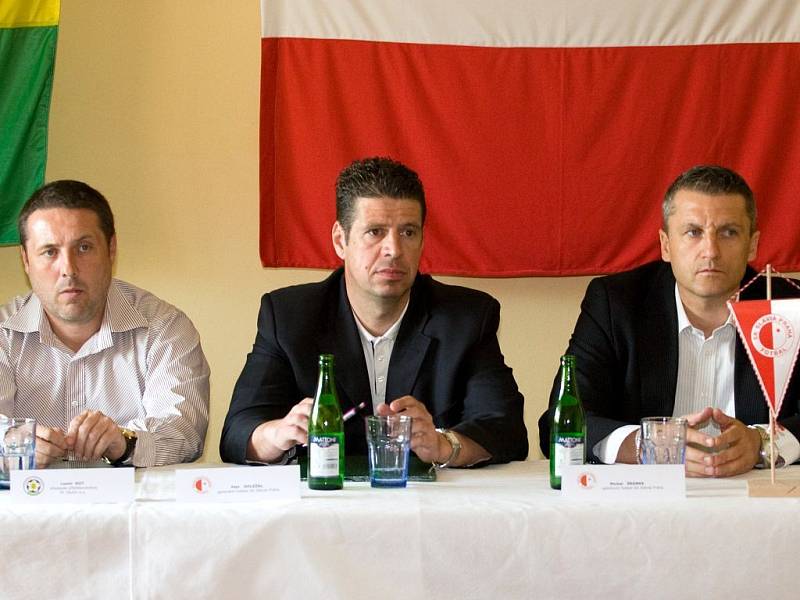 Ve středu dopoledne byla podepsána smlouva o úzké spolupráci hlučínského klubu s pražskou Slavii. V praxi to znamená, že Hlučín se stává farmou SK Slavie Praha.