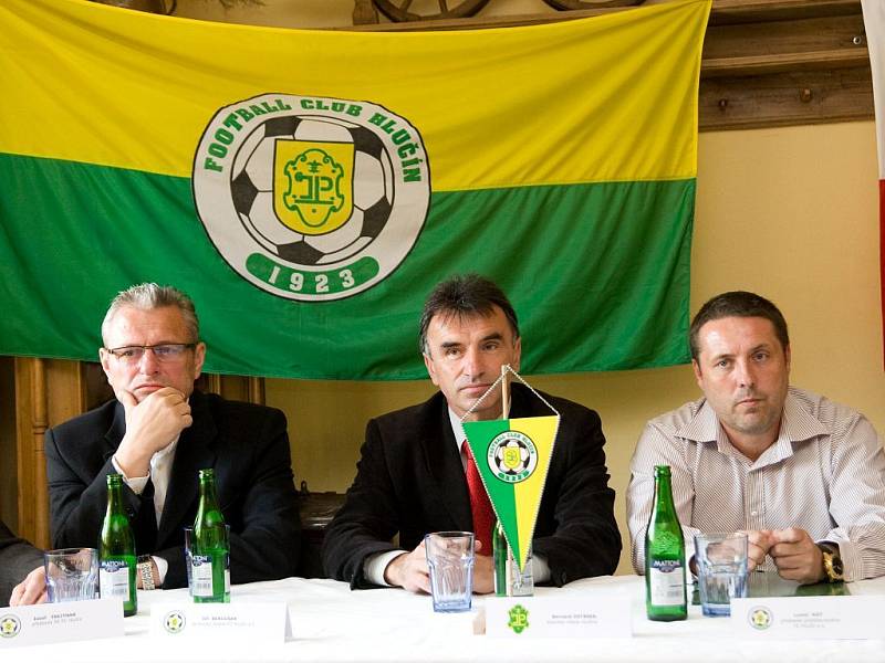 Ve středu dopoledne byla podepsána smlouva o úzké spolupráci hlučínského klubu s pražskou Slavii. V praxi to znamená, že Hlučín se stává farmou SK Slavie Praha.