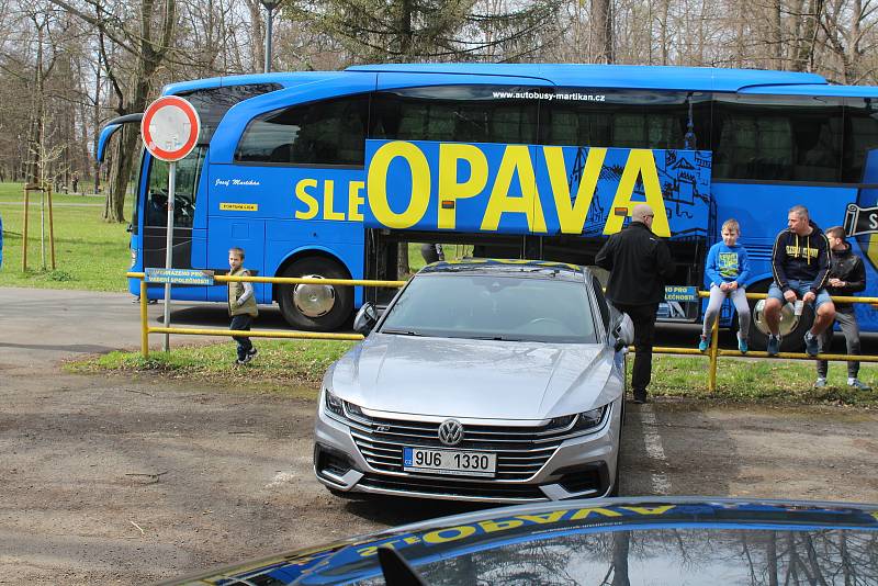 Opavští fanoušci přišli hráče podpořit před odjezdem do Ostravy