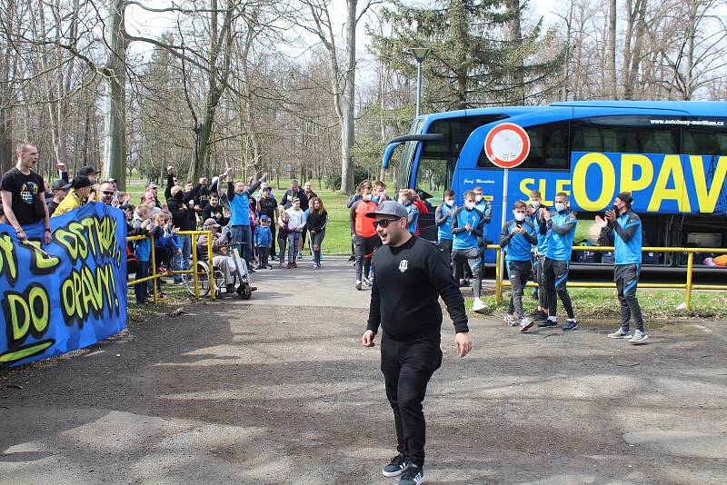 Opavští fanoušci přišli hráče podpořit před odjezdem do Ostravy