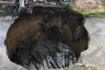 Na Pekařské v Opavě se v pátek propadla zem. Kráter je šest metrů hluboký.