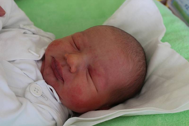 Artur Malík se narodil 17. července 2019, vážil 4,14 kilogramu a měřil 52 centimetrů. Rodiče Hana a Pavel z Opavy přejí svému synovi hodně zdraví a šťastný život. Na Artura už se doma těší bratr Karlík.