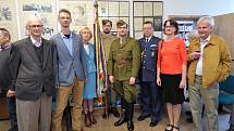 Účastníci vernisáže s praporem Jednoty Československé obce legionářské Ostrava, které genmjr. J. Řehulka předsedal.