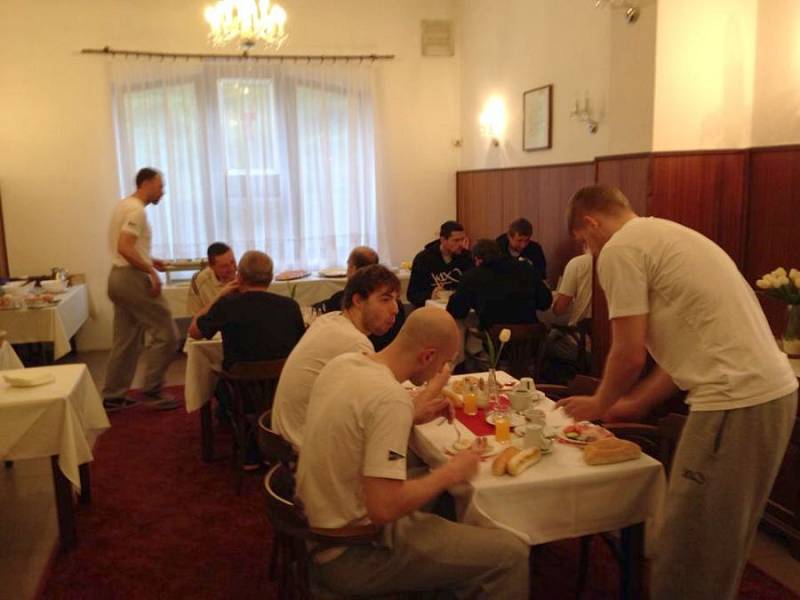 Opavští basketbalisté před úterním utkání v Děčíně.