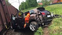 Dvě jednotky hasičů zasahovaly v neděli odpoledne v Háji ve Slezsku-Lhotě, kde se na železničním přejezdu nedaleko železniční stanice střetl nákladní vlak s osobním automobilem Volkswagen Touareg.