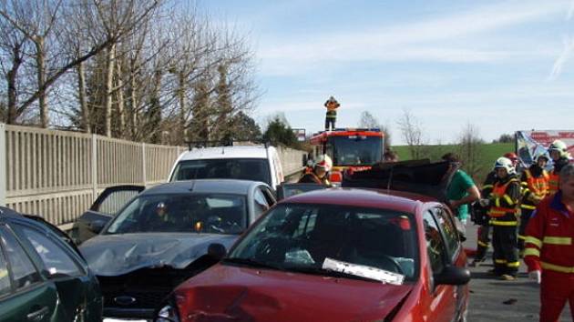 Dvě dodávky a tři osobní auta sehrály hlavní roli při nehodě, která se udála v pátek před půl třetí odpoledne v Ludgeřovicích.