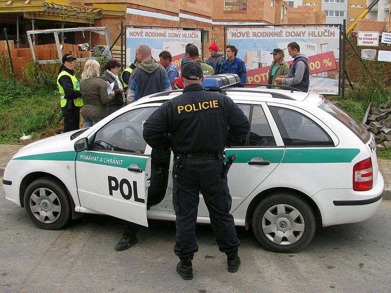 Cizinečtí policisté zkontrolovali přes třicet dělníků.