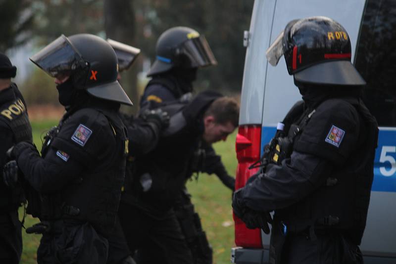 Policisté museli řešit výtržnosti před stadionem během zápasu Opavy s Baníkem.