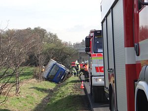 Tři jednotky hasičů zasahovaly přes páteční poledne na silnici mezi Hlučínem a Kozmicemi, kde skončil nákladní MAN s nápoji v příkopu.
