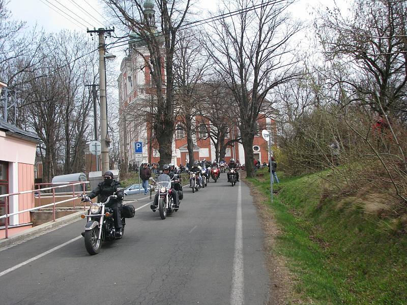 Krnovští motorkáři tradičně zahajují sezonu setkáním před poutním chrámem na Cvilíně. Vzpomínají na zesnulé kamarády a přijmou boží požehnání.