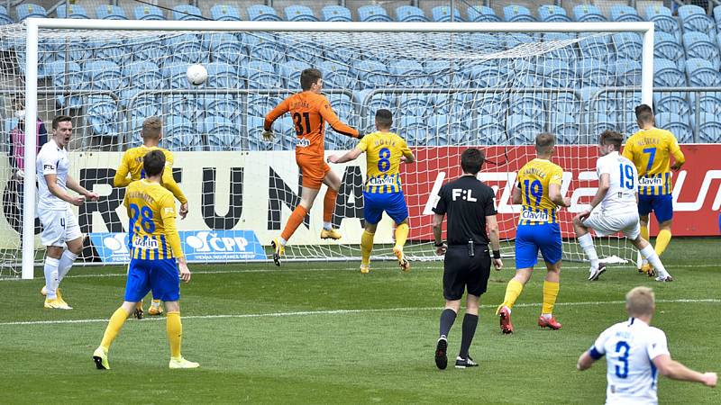 Popis fotky: SFC Opava - Slovan Liberec - Utkání 28. kola první fotbalové ligy: SFC Opava - Slovan Liberec, 21. dubna 2021 v Opavě. Imad Rondič (v pozadí druhý zprava) střílí první gól Liberce.    Opava - Fotbalisté Opavy prohráli ve 28. kole první ligy s