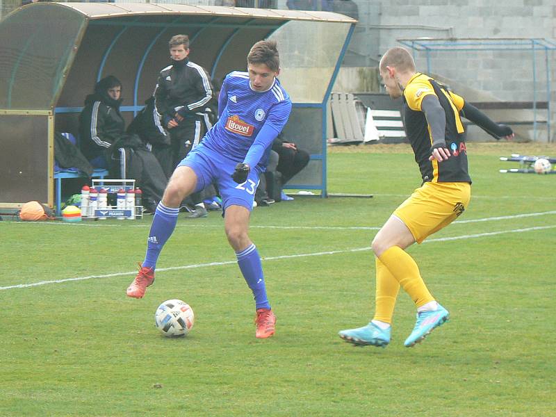 Fotbalisté olomouckého béčka (v  modrém) uhráli bezgólovou remízu s Hlučínem